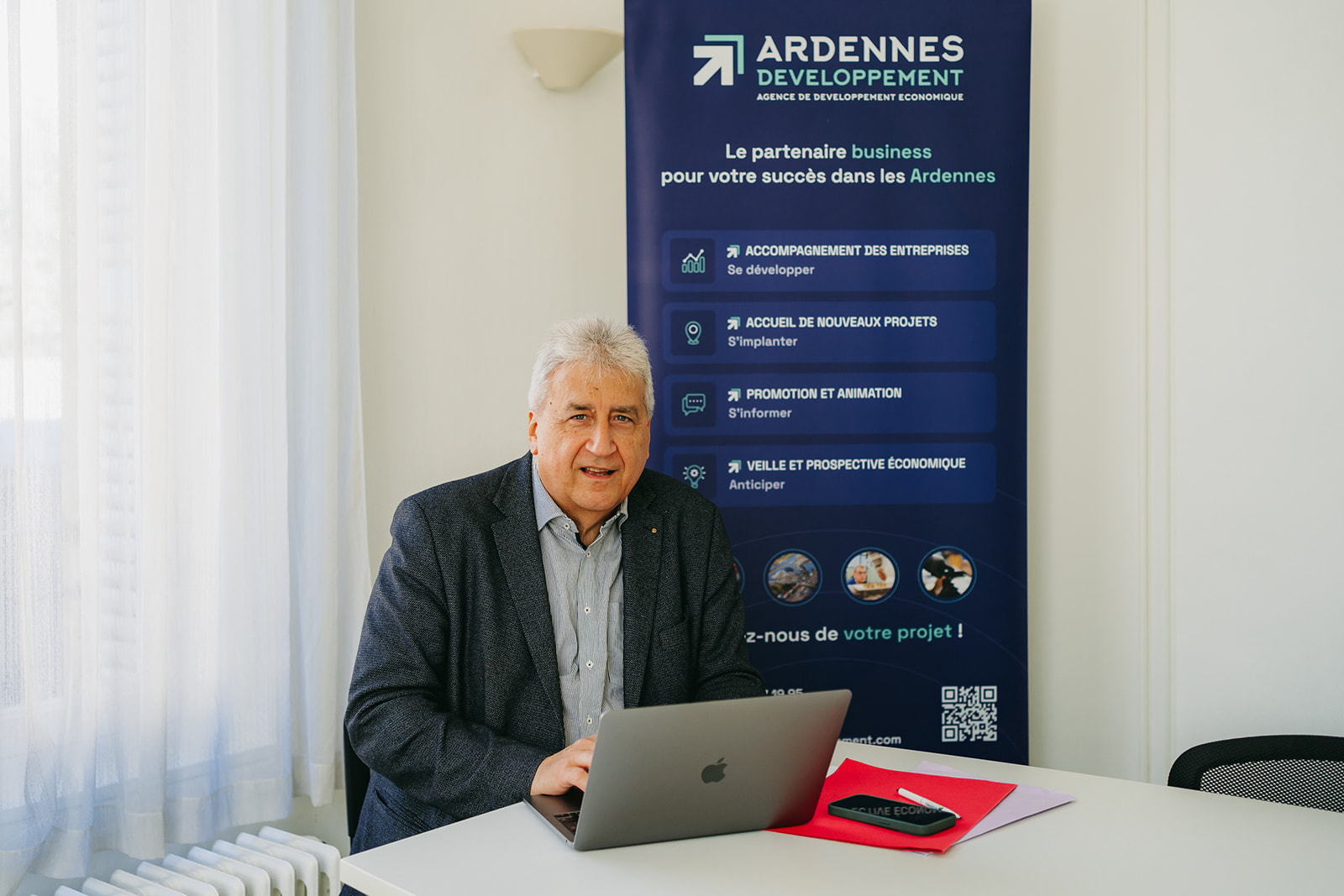 Portrait professionnel dirigeant au bureau