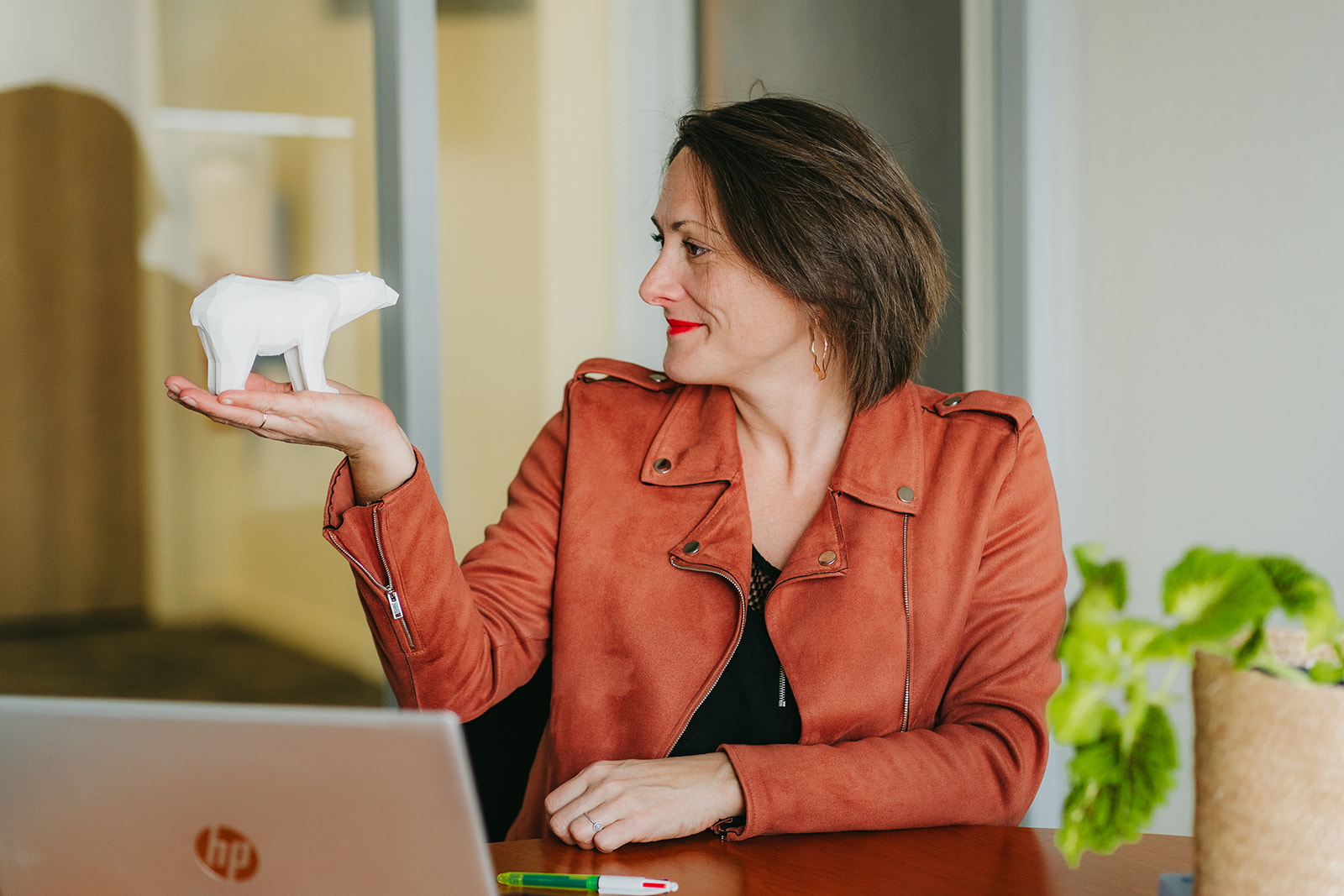 Portrait corporate femme en situation de travail