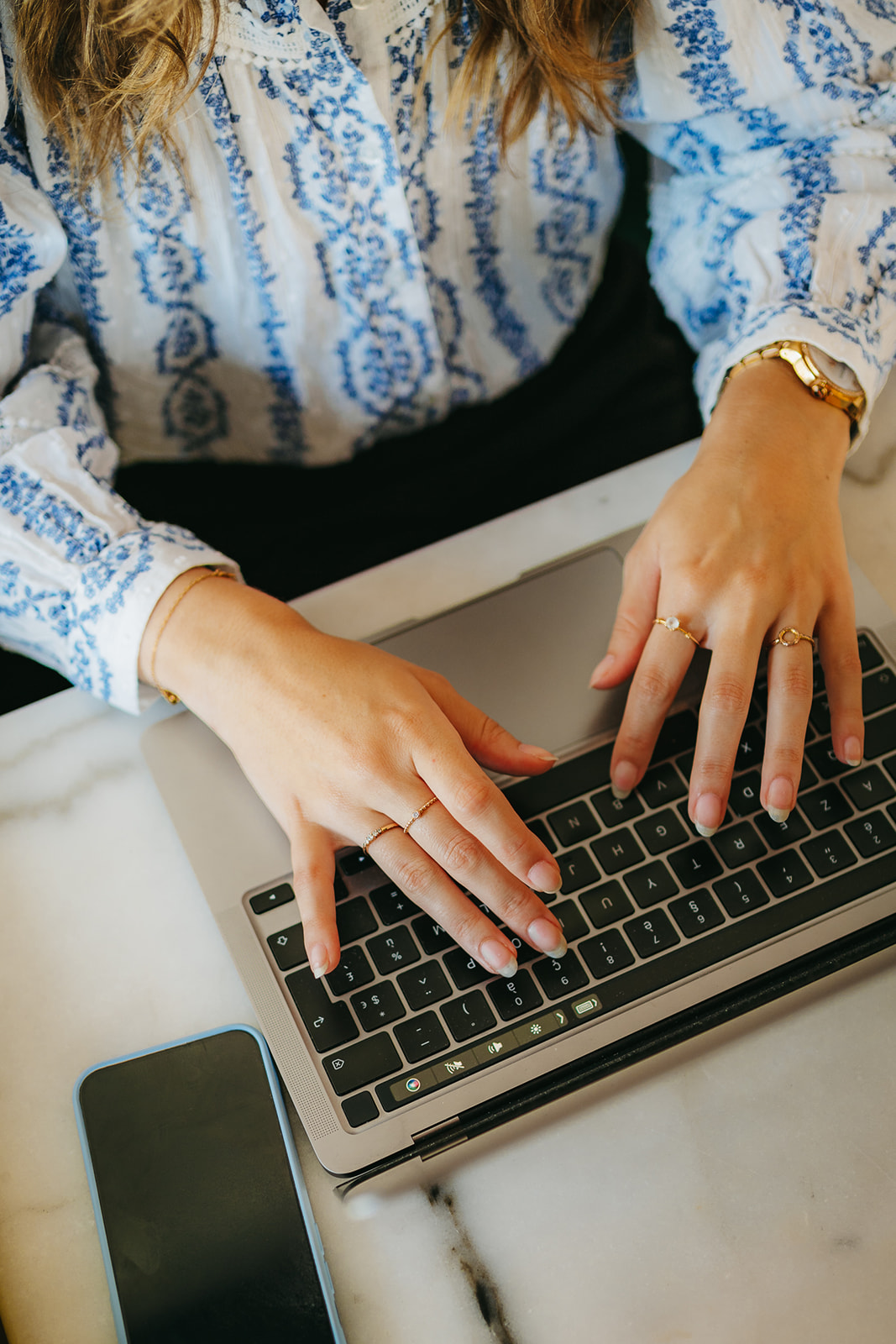 Léa, détail mains sur clavier