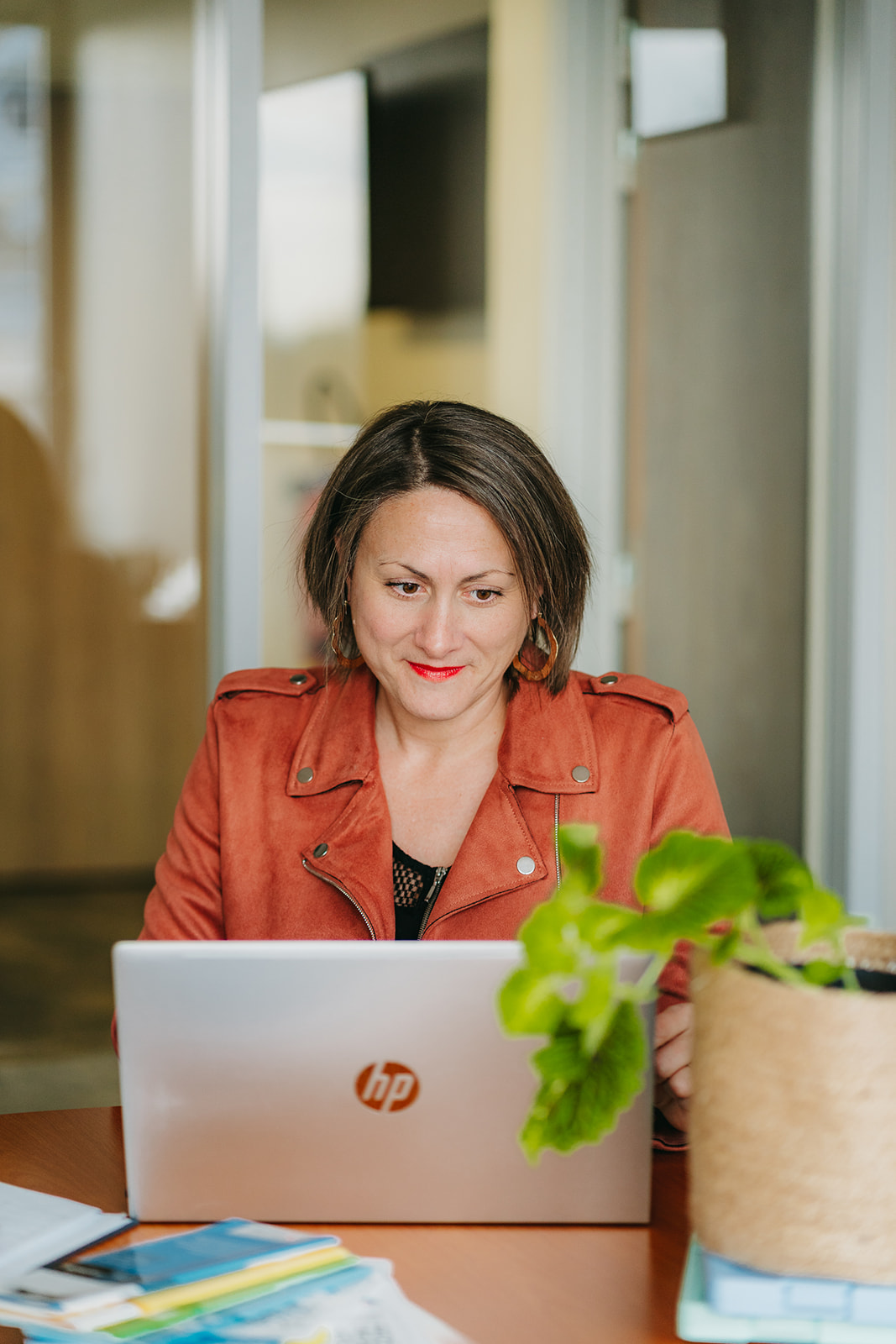 Emilie Cometys, mise en situation au bureau
